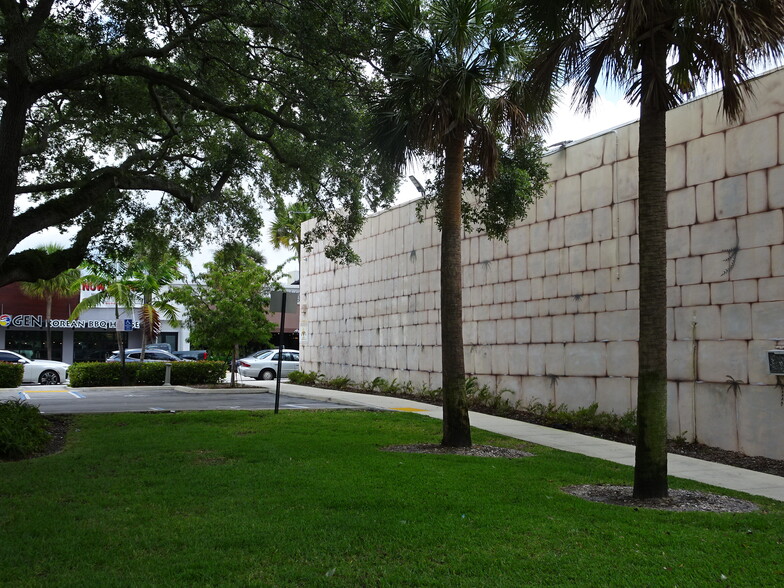 1302-1306 E Las Olas Blvd, Fort Lauderdale, FL for lease - Building Photo - Image 3 of 10