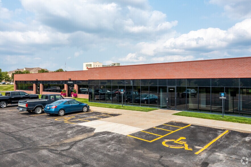 7755 Office Plaza Dr N, West Des Moines, IA à louer - Photo du bâtiment - Image 2 de 5