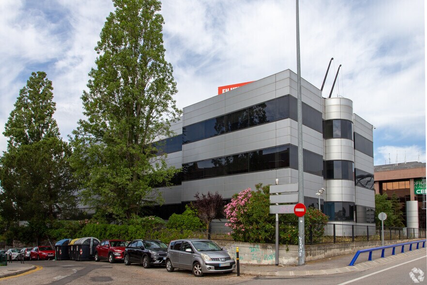 Calle Navaluenga, 1, Las Rozas de Madrid, Madrid à vendre - Photo du bâtiment - Image 2 de 8