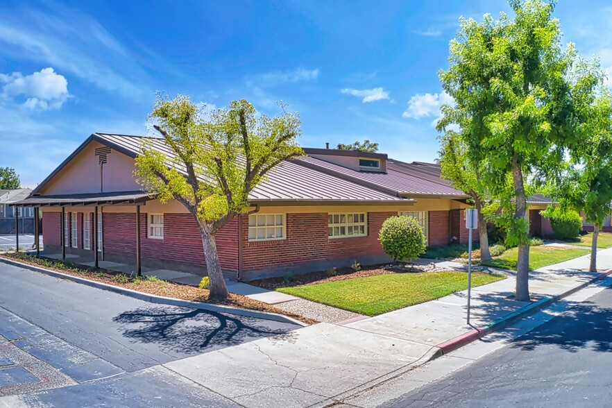 213 Center St, Hanford, CA à vendre - Photo du bâtiment - Image 1 de 1