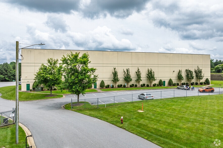 210 N Pendleton St, High Point, NC for lease - Building Photo - Image 3 of 5