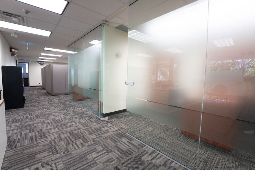 500 Macpherson Av, Toronto, ON for lease - Interior Photo - Image 3 of 10