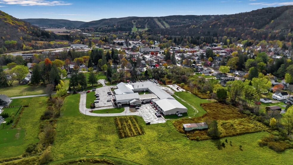 2-85 Bristol Ln, Ellicottville, NY à vendre - Photo du bâtiment - Image 3 de 152