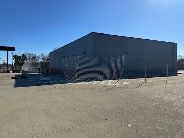 1209 E Raines Rd, Memphis, TN à louer - Photo du bâtiment - Image 2 de 2