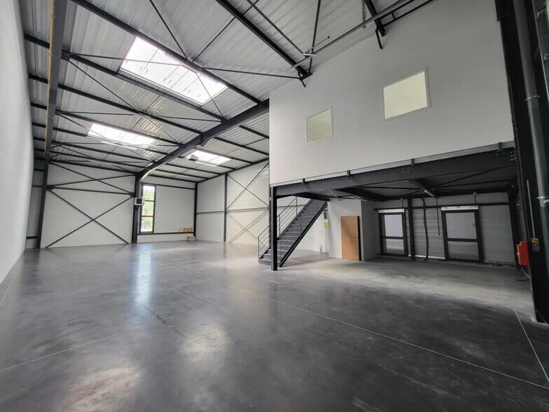 Flex in Saint-Priest for lease - Interior Photo - Image 3 of 7