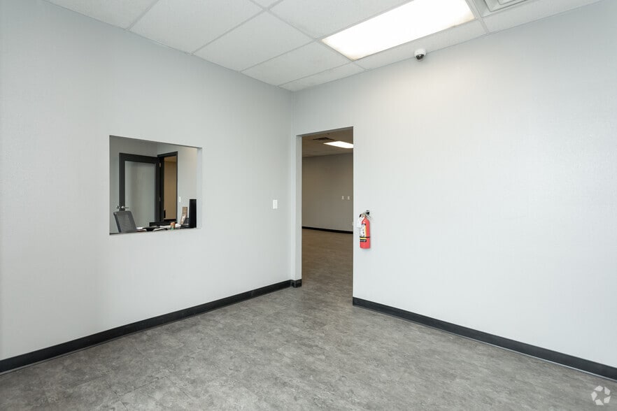 4625 Interstate Way, Kingman, AZ for lease - Interior Photo - Image 2 of 15
