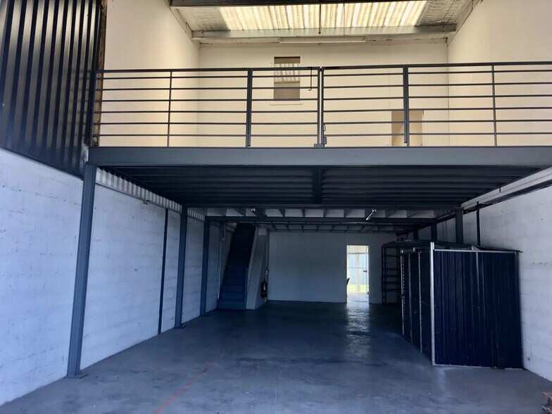 Flex in Saint-Jean-d'Illac for lease - Interior Photo - Image 3 of 8