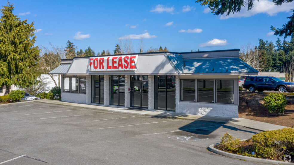 Former Mercedes Benz & Abbey Carpet portefeuille de 2 propriétés à vendre sur LoopNet.ca - Photo principale - Image 1 de 2