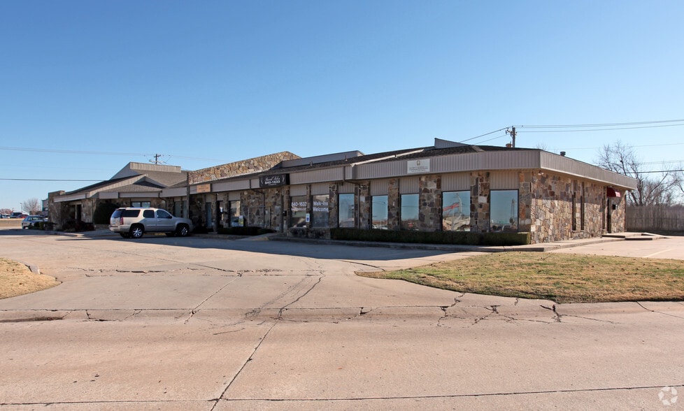5500 NW Expressway, Warr Acres, OK à louer - Photo du bâtiment - Image 2 de 2
