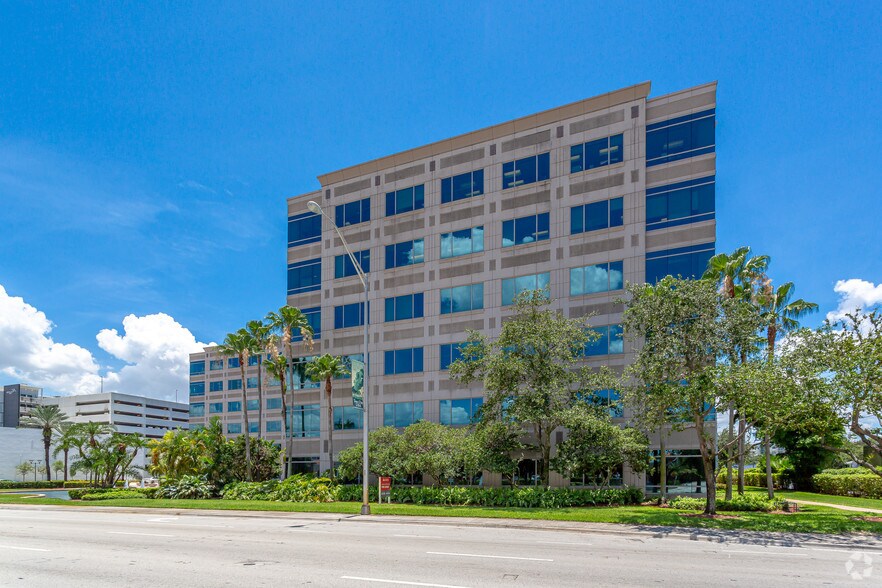 8400 NW 36th St, Doral, FL à louer - Photo du bâtiment - Image 3 de 4