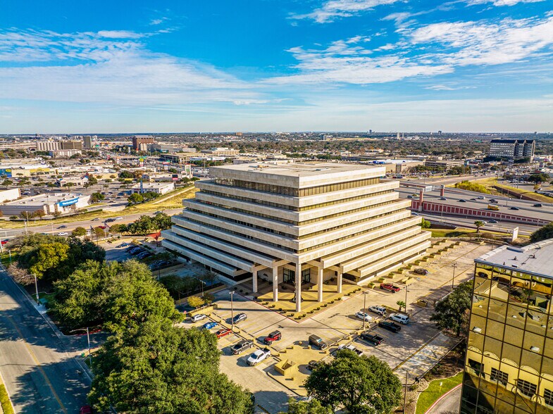 601 NW Loop 410, San Antonio, TX à louer - Photo du bâtiment - Image 2 de 12