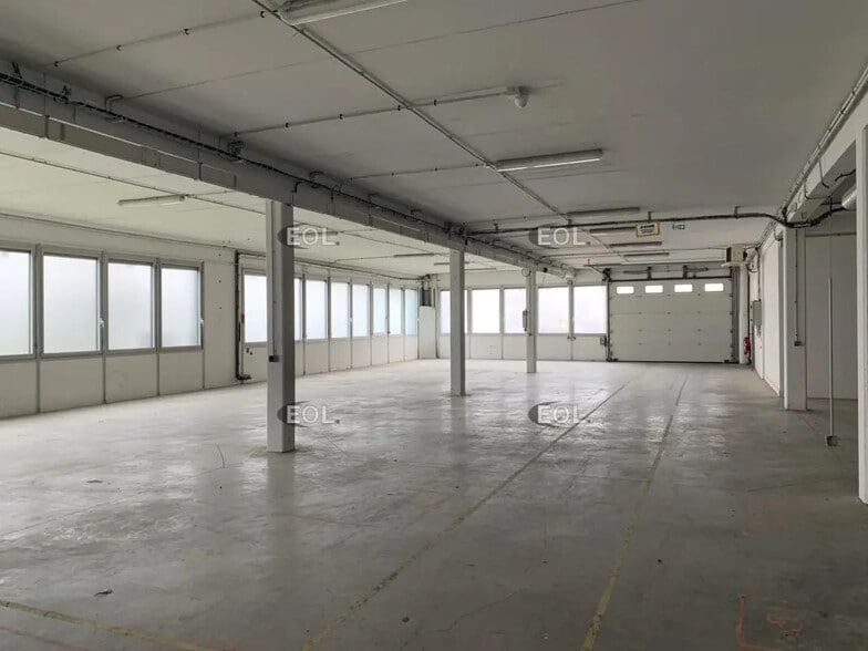 Flex in Gennevilliers for lease - Interior Photo - Image 3 of 7