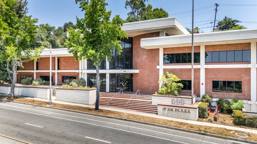 600 N Rosemead Blvd, Pasadena, CA à vendre - Photo du bâtiment - Image 3 de 46