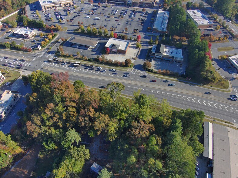 5942 Cumming Hwy, Sugar Hill, GA à vendre - Photo du bâtiment - Image 2 de 9