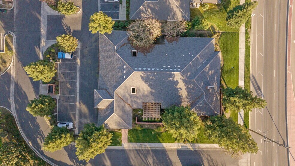 3740 W Caldwell Ave, Visalia, CA à louer - Photo du bâtiment - Image 2 de 8