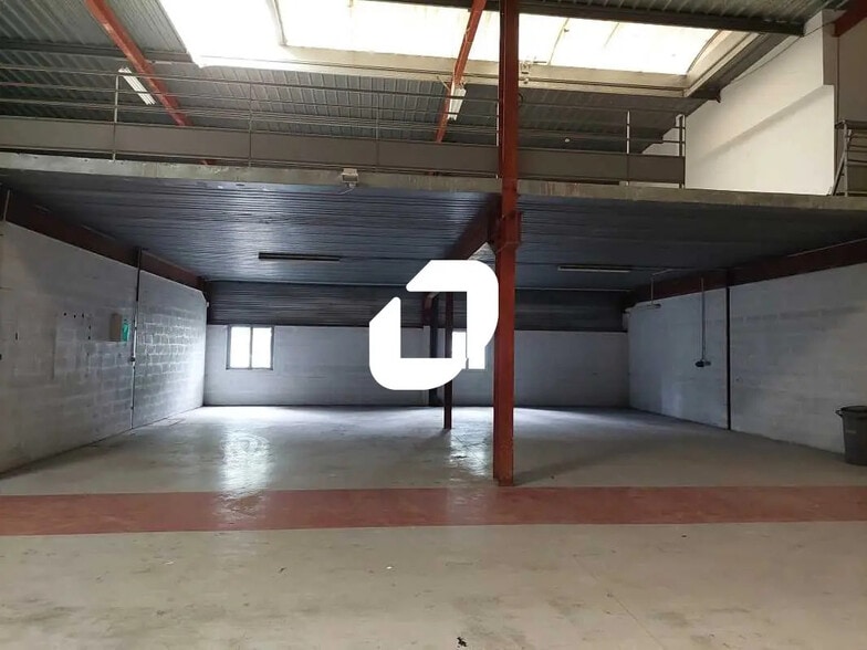 Flex in Coignières for lease - Interior Photo - Image 3 of 11