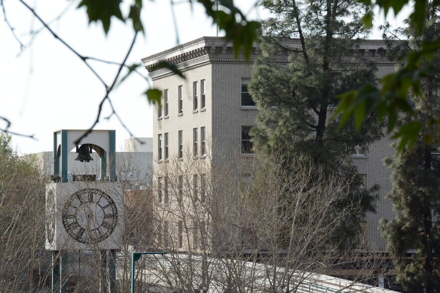320 N E St, San Bernardino, CA à louer - Photo du bâtiment - Image 3 de 35