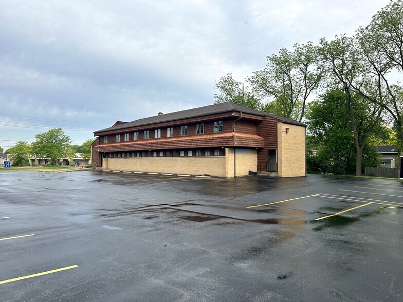 720 N Rochester St, Mukwonago, WI à vendre - Photo du bâtiment - Image 2 de 10
