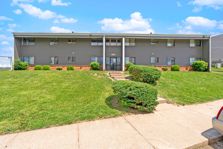 7118 Hillandale Rd, Davenport, IA for sale - Building Photo - Image 2 of 10
