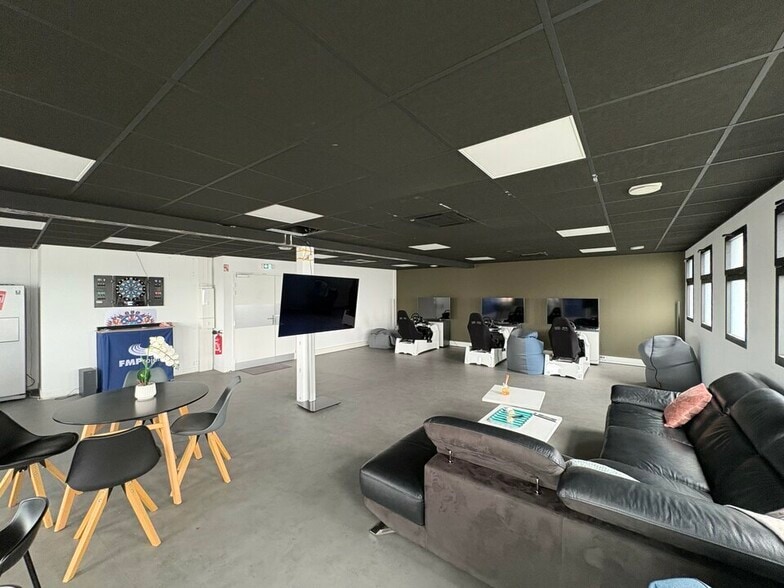 Office in Tresses for lease - Interior Photo - Image 3 of 7