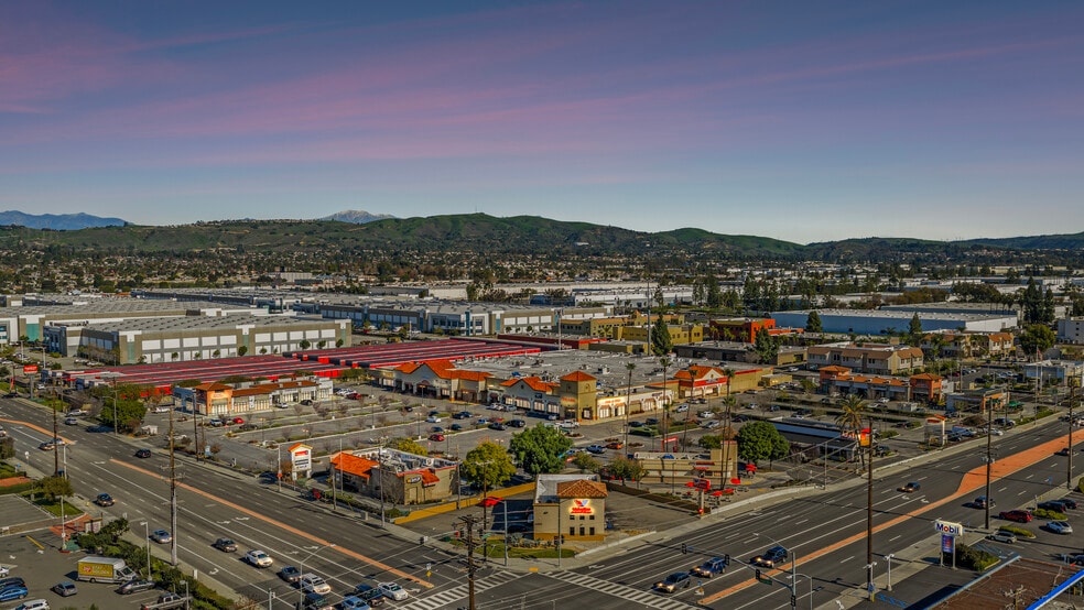 4030-4120 N Harbor Blvd, Fullerton, CA à louer - Photo principale - Image 1 de 2