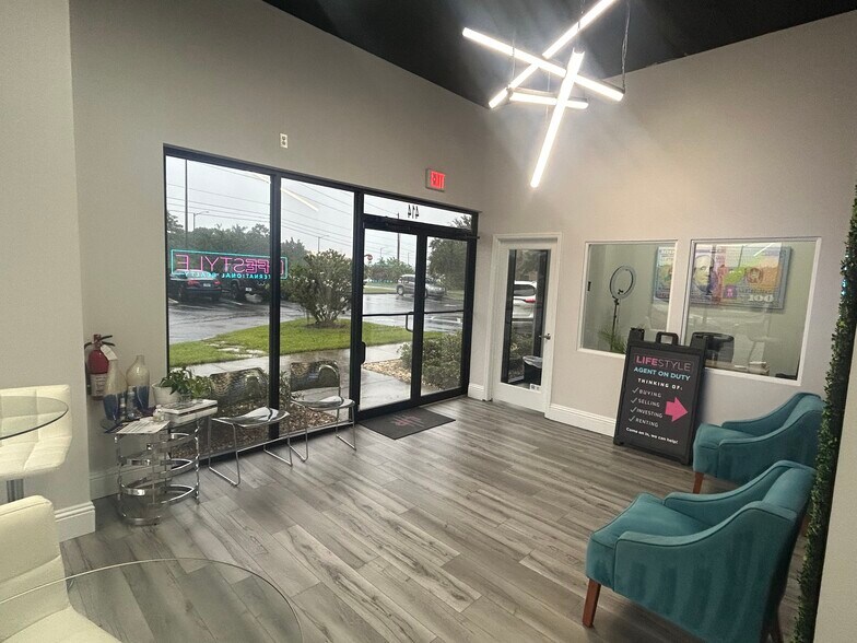 7444 Narcoossee Rd, Orlando, FL à louer - Photo du bâtiment - Image 2 de 9