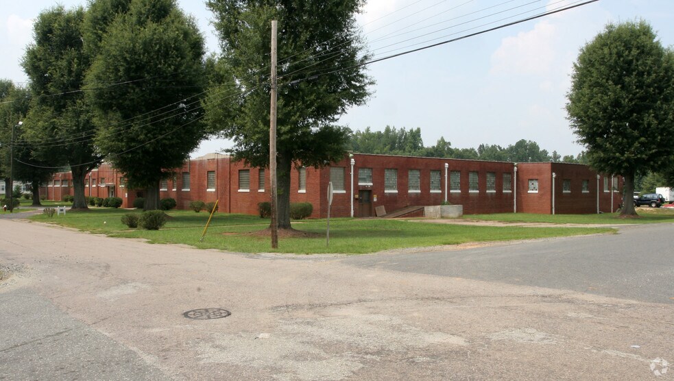 312 W Luther Ave, Liberty, NC à vendre - Photo du bâtiment - Image 2 de 59