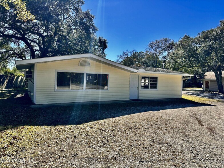 415 Old Pass Rd, Long Beach, MS à vendre - Photo du bâtiment - Image 3 de 23