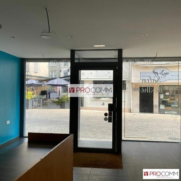 Retail in Chartres for lease - Lobby - Image 2 of 11