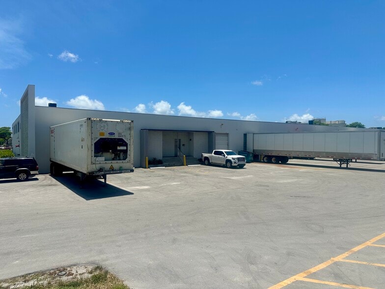 150 NW 176th St, Miami, FL for lease - Building Photo - Image 2 of 3