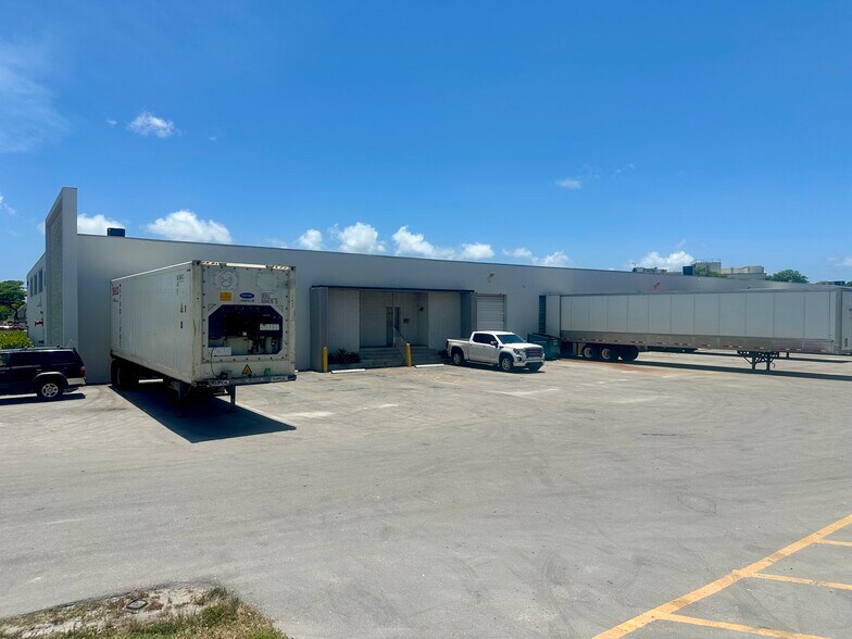 150 NW 176th St, Miami, FL à louer - Photo du bâtiment - Image 2 de 3