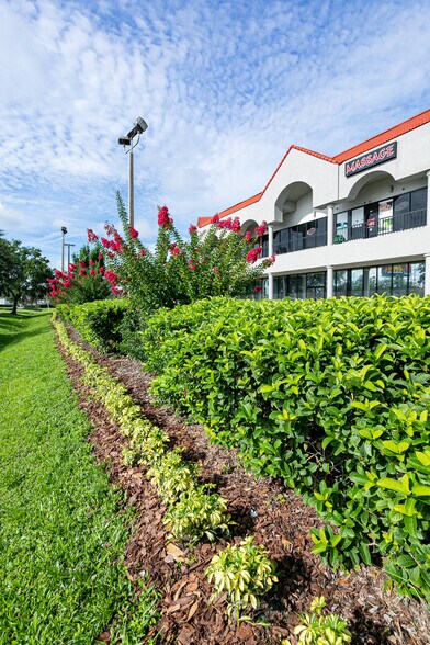 2956-2960 Vineland Rd, Kissimmee, FL à louer - Photo du bâtiment - Image 3 de 15