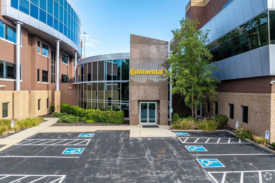 703 S Cleveland Massillon Rd, Fairlawn, OH à louer - Photo du bâtiment - Image 3 de 5