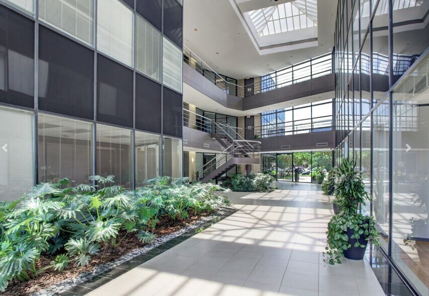 3000 Wilcrest Dr, Houston, TX à louer - Hall d’entrée - Image 3 de 6