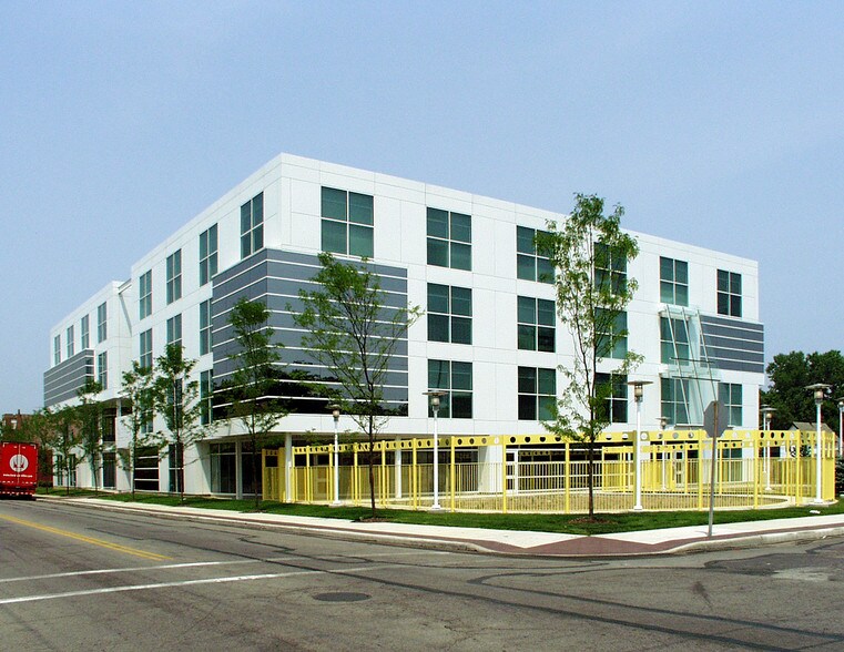 8111 Quincy Ave, Cleveland, OH à louer - Photo du bâtiment - Image 3 de 12