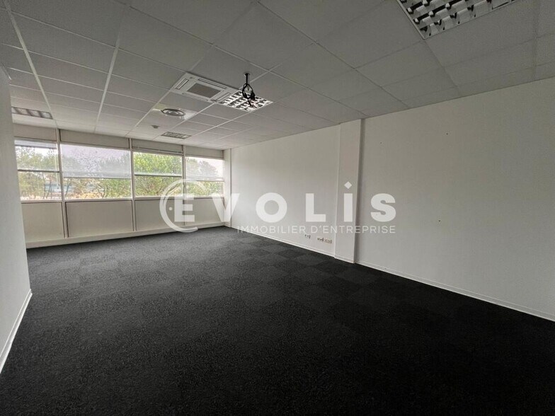 Office in Mérignac for lease - Interior Photo - Image 2 of 6