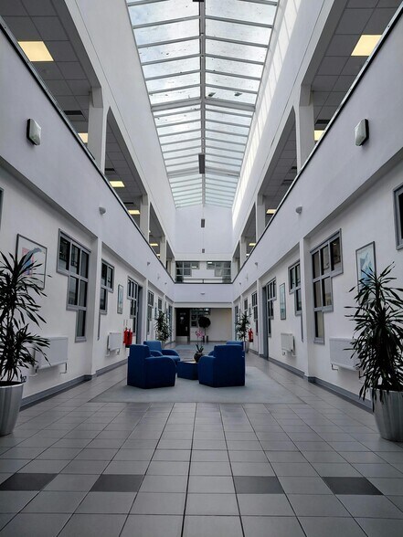 Gillette Way, Reading for lease - Building Photo - Image 3 of 9