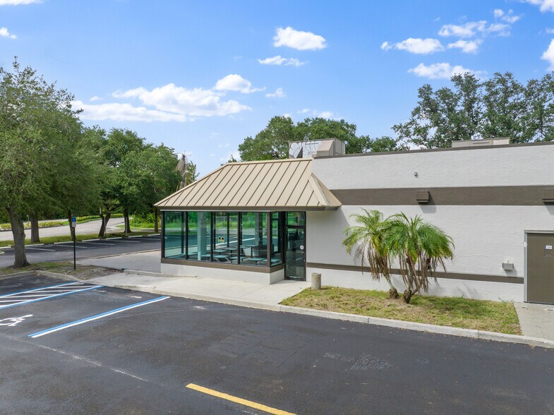 1919 94th Ct, Vero Beach, FL à vendre - Photo du bâtiment - Image 2 de 9