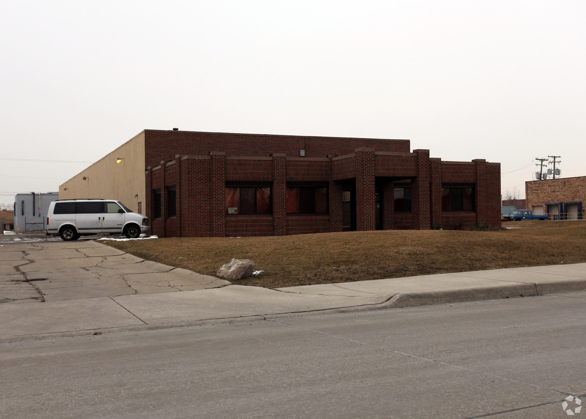 32369 Milton Ave, Madison Heights, MI for lease Primary Photo- Image 1 of 25