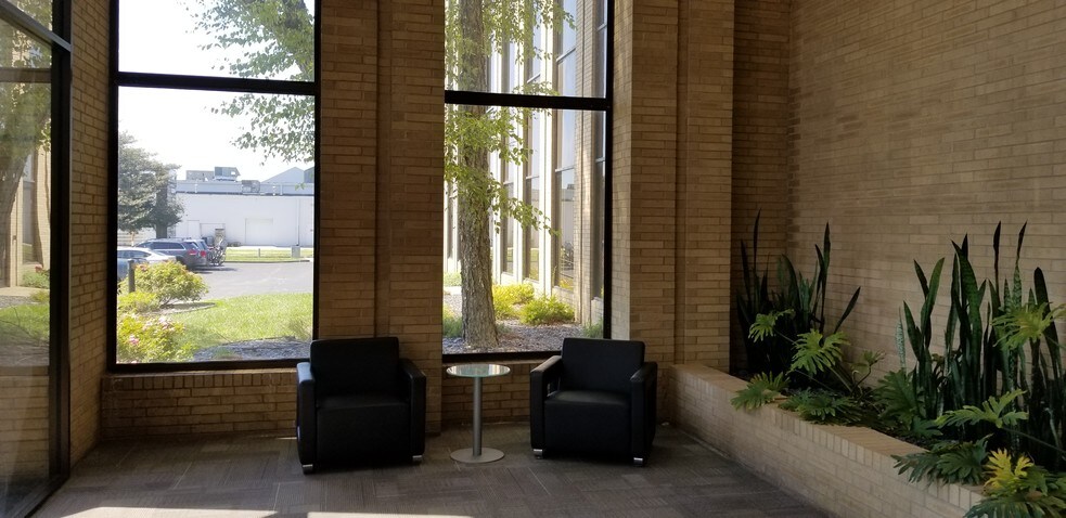 101 Plaza East Blvd, Evansville, IN à louer - Photo du bâtiment - Image 3 de 10