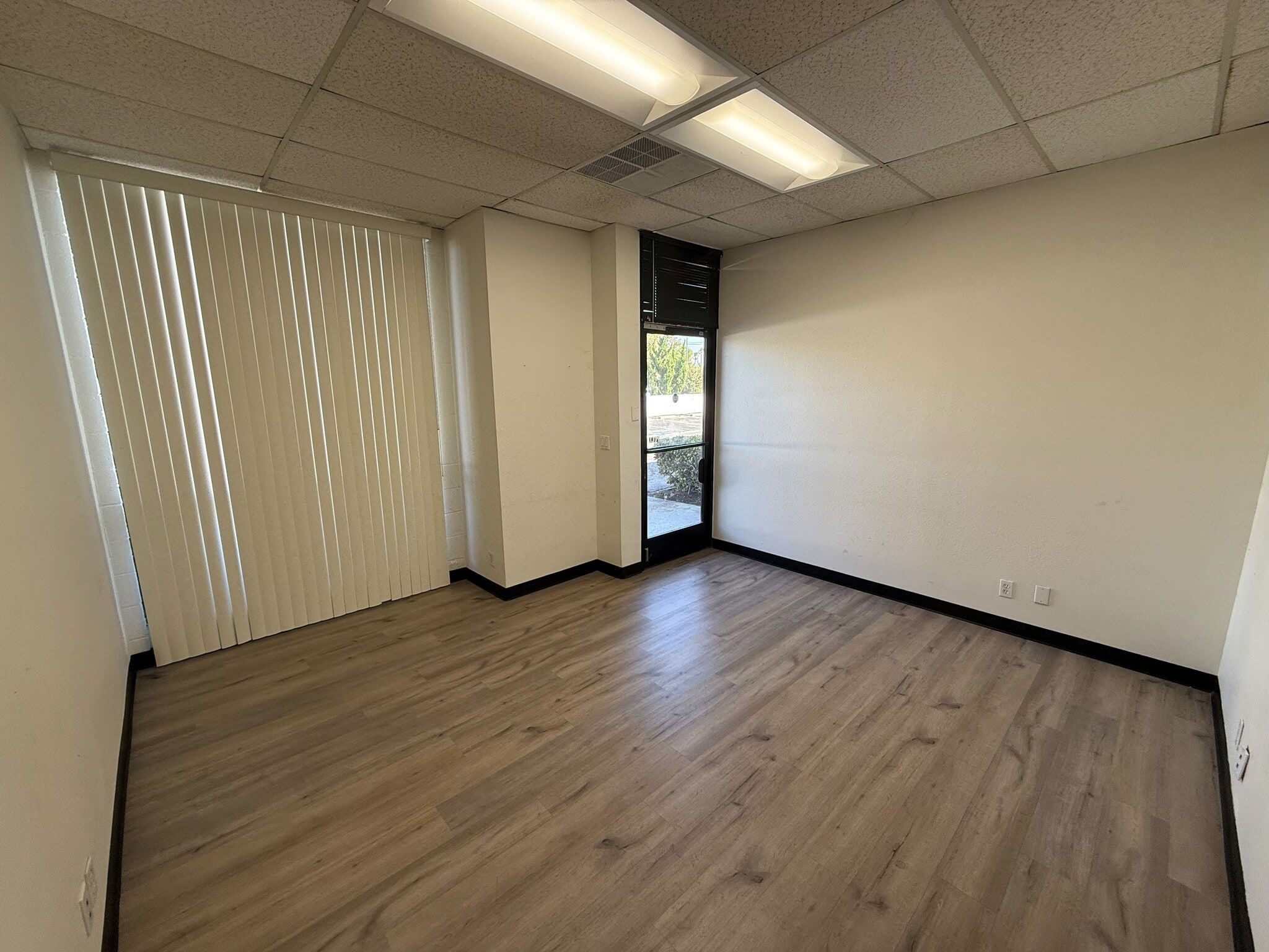 21620-21638 Lassen St, Chatsworth, CA for lease Interior Photo- Image 1 of 4