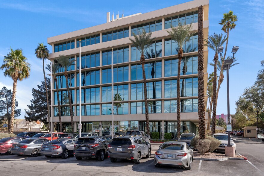1701 W Charleston Blvd, Las Vegas, NV à louer - Photo du bâtiment - Image 2 de 8