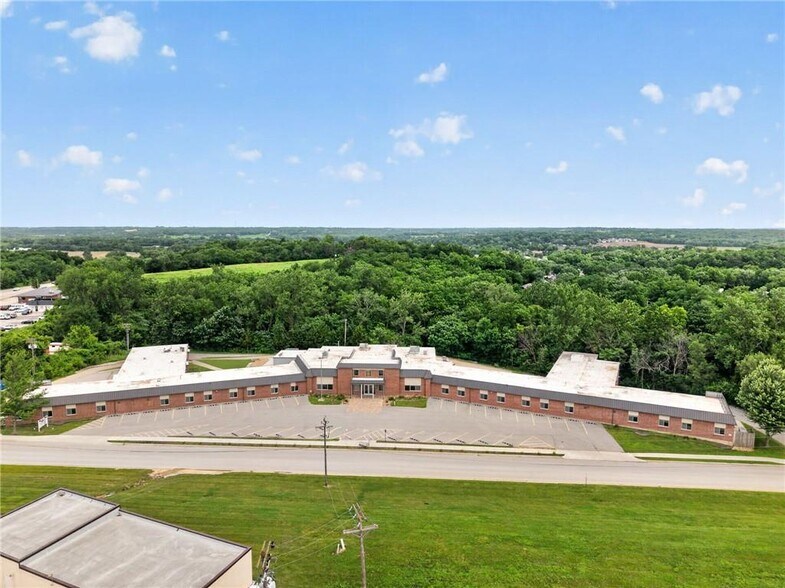 106 Hospital Dr, Smithville, MO à vendre - Photo du bâtiment - Image 3 de 83