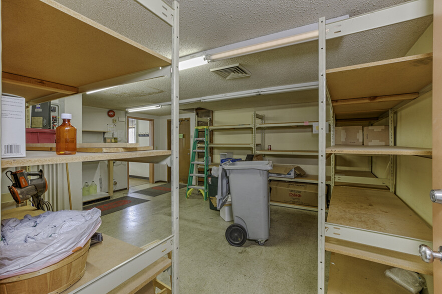 915 Main Ave, Tillamook, OR for lease - Interior Photo - Image 3 of 34