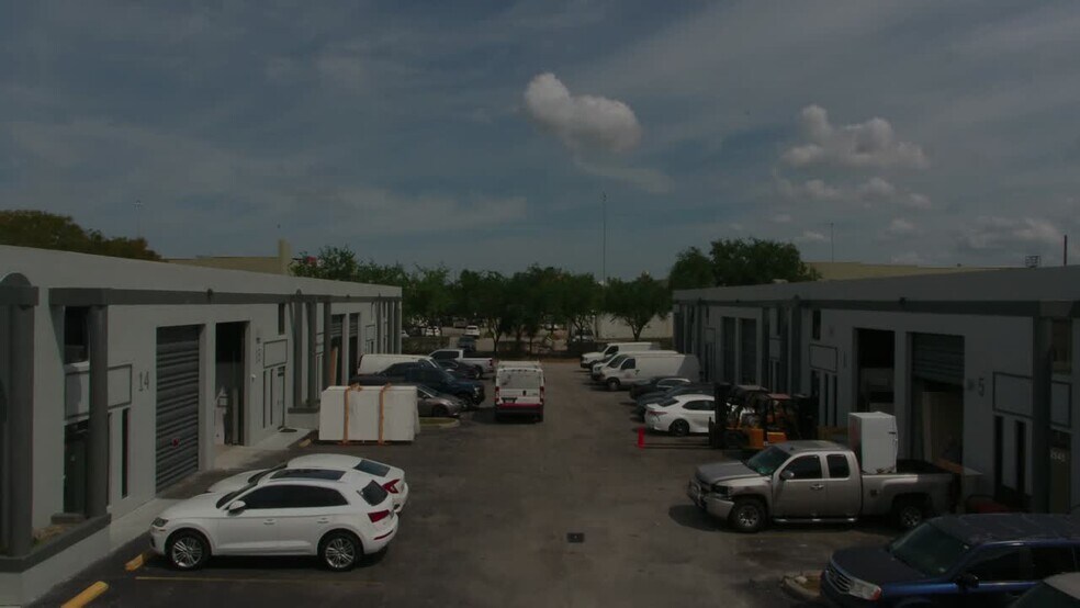 2495-2501 W 80th St, Hialeah, FL à louer - Vidéo sur l’inscription commerciale - Image 3 de 10