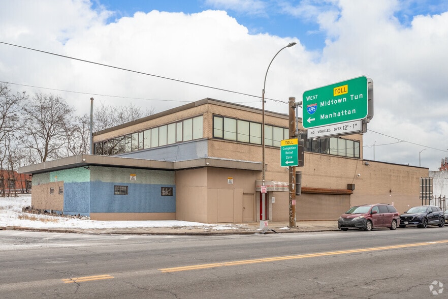 4939 Van Dam St, Long Island City, NY for sale - Primary Photo - Image 1 of 14