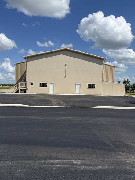 3411 FM465, Seguin, TX for lease - Building Photo - Image 2 of 32