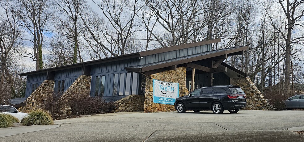 701 Hartness Rd, Statesville, NC for sale - Building Photo - Image 3 of 14