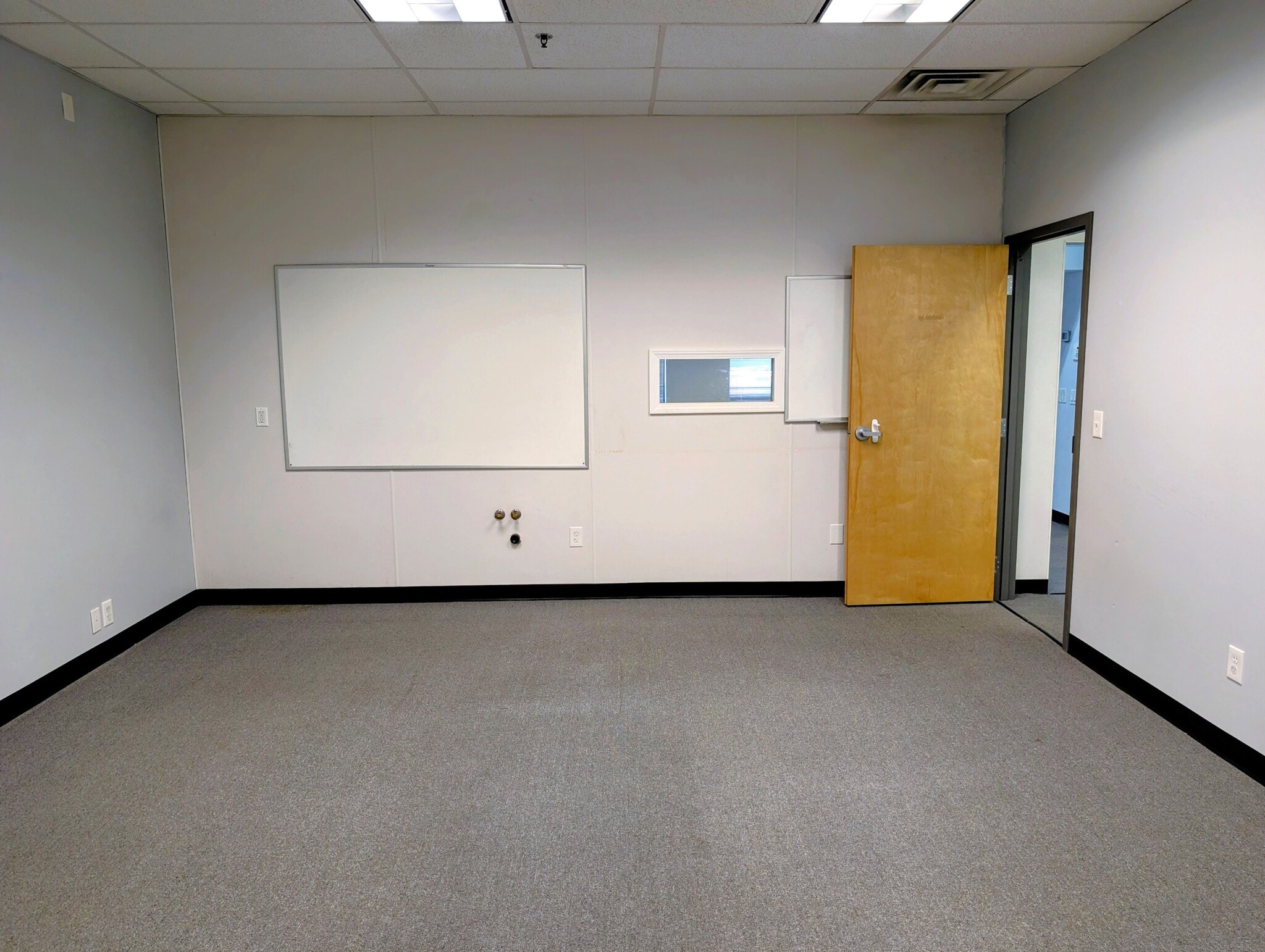 228 Meadow St, Waterbury, CT for lease Interior Photo- Image 1 of 4