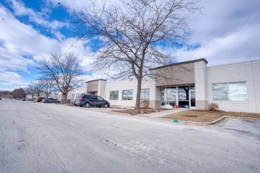 N Pepper Rd, Barrington, IL for lease - Primary Photo - Image 1 of 11
